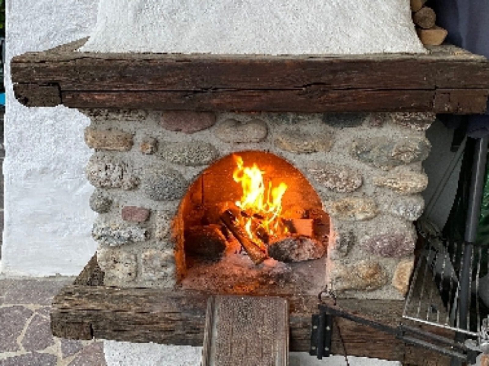 Kaminfeuer auf der Terrasse